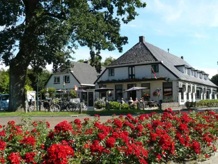 Vooraanzicht van Hotel de Koningsherberg in Anloo