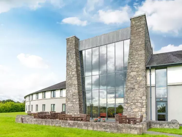 Vooraanzicht van Knock House Hotel