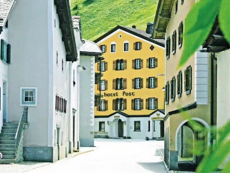 Vooraanzicht van Hotel Post in Bivio