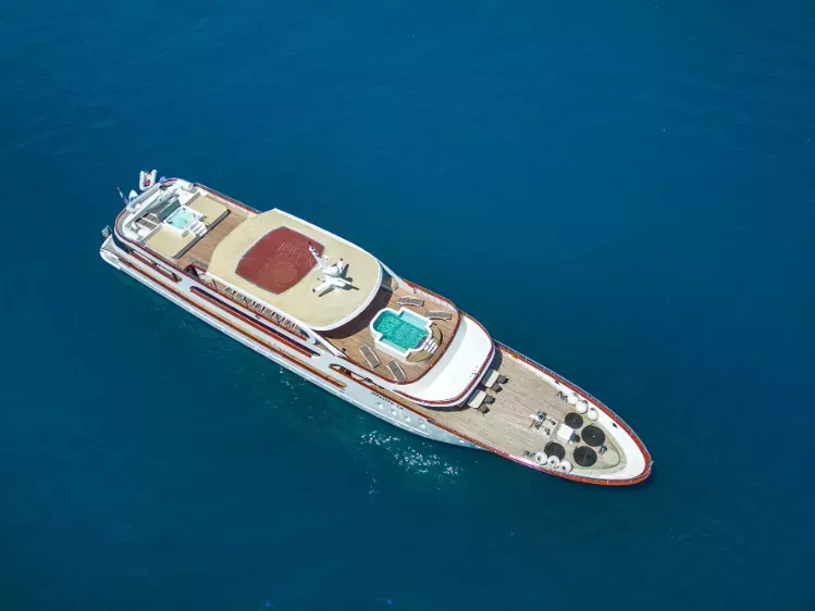 Avanturaschip-bovenaf