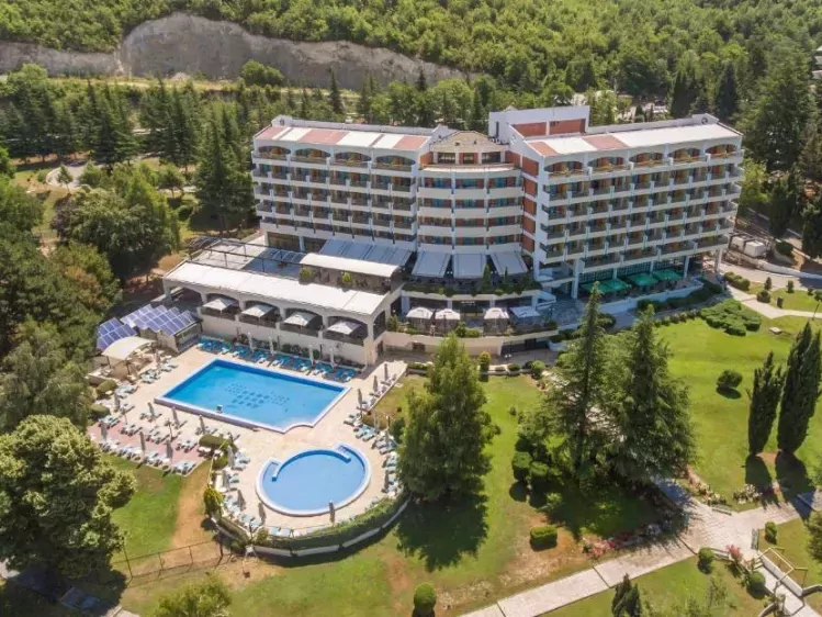 Hotel resort Metropol zwembad aanzicht