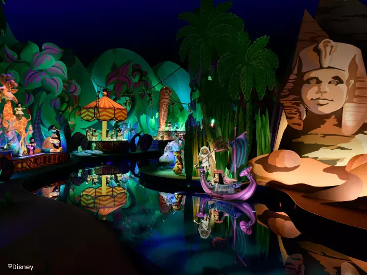 Disneyland Paris - It's a small world - varen langs landen