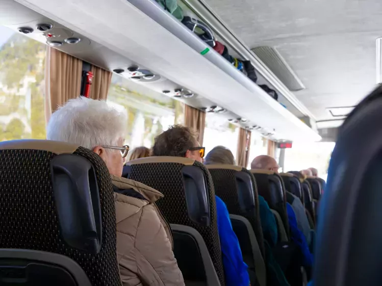 Reizigers in de Comfort Class bus in Tirol