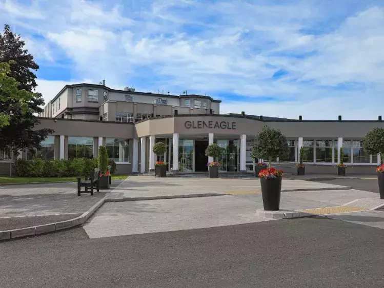 Vooraanzicht van Gleneagle Hotel