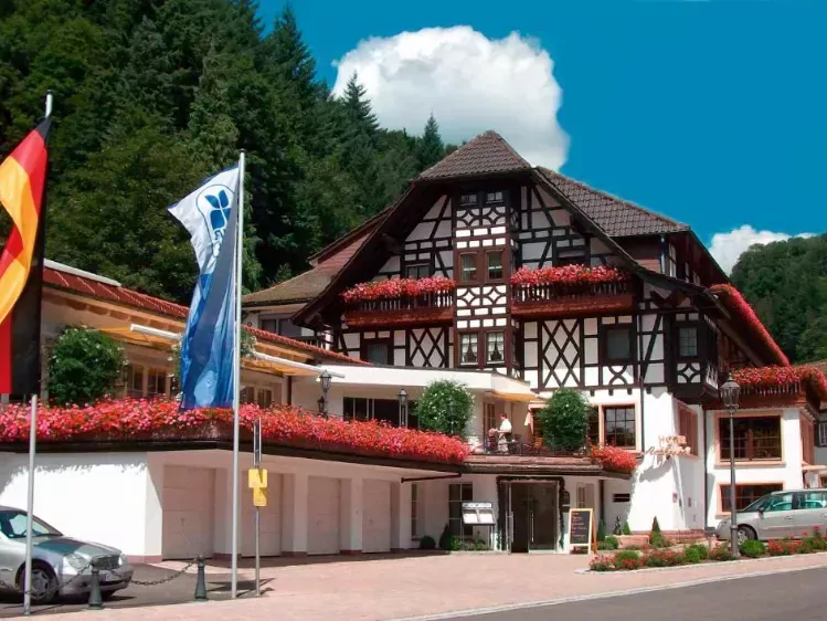 Vooraanzicht van Flairhotel Adlerbad in Bad Peterstal