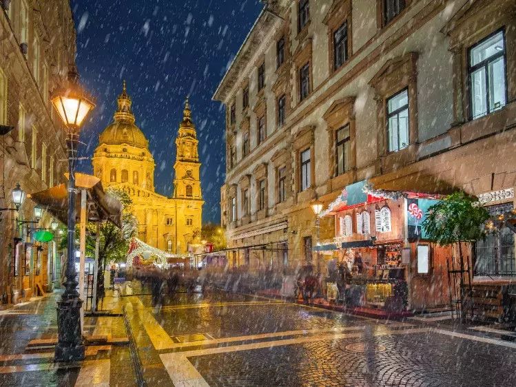 Kerstmarkt met St. Stephen's basiliek in Budapest