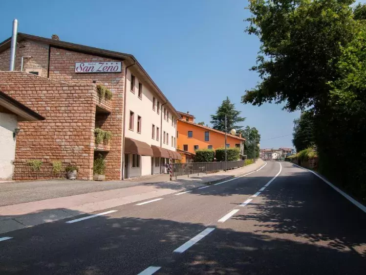 Vooraanzicht van Hotel San Zeno in San Zeno di Montagna