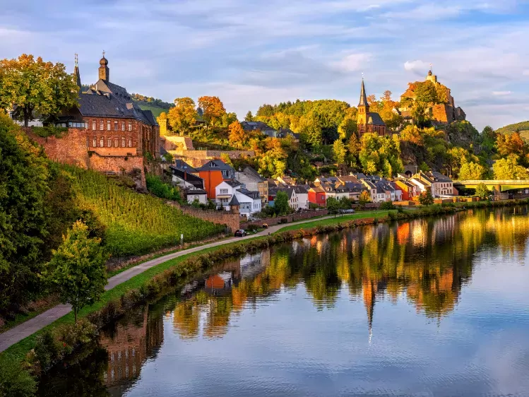 Rivier de Saar in Saarburg