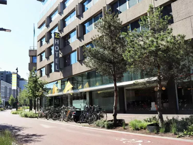 Vooraanzicht van Crown Hotel Eindhoven Centre