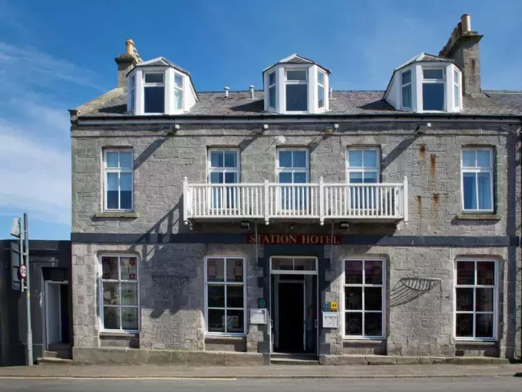 Vooraanzicht The Station Hotel