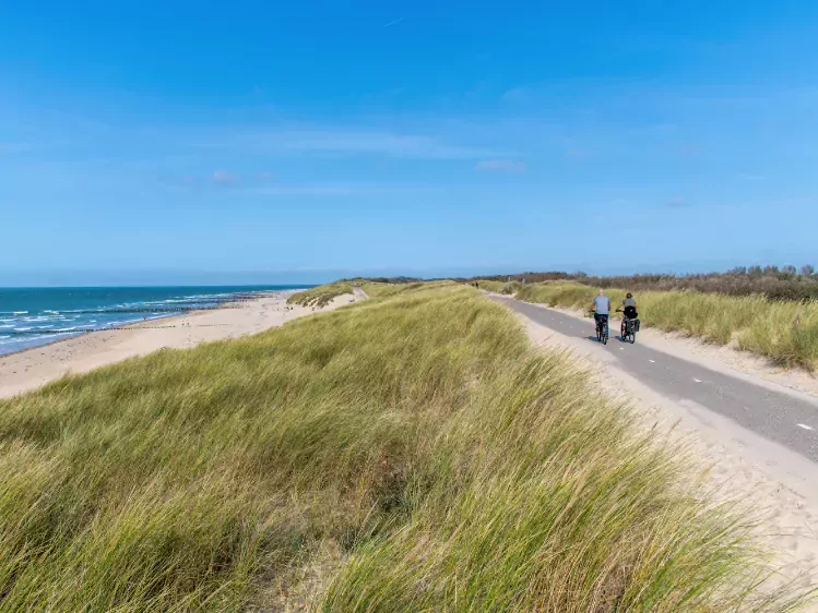 Fietsers aan de kust van Vlissingen