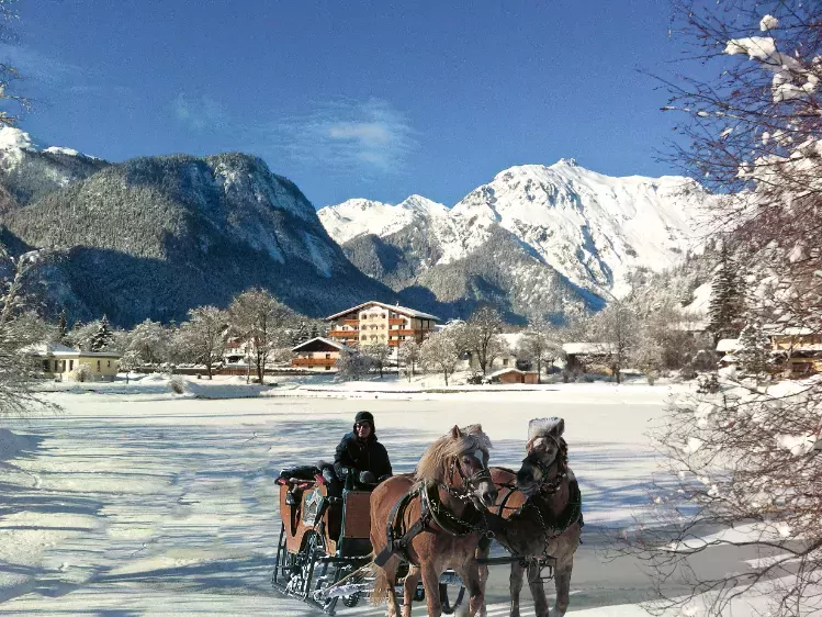 Winterse omgeving van Hotel Seeblick in Nassereith