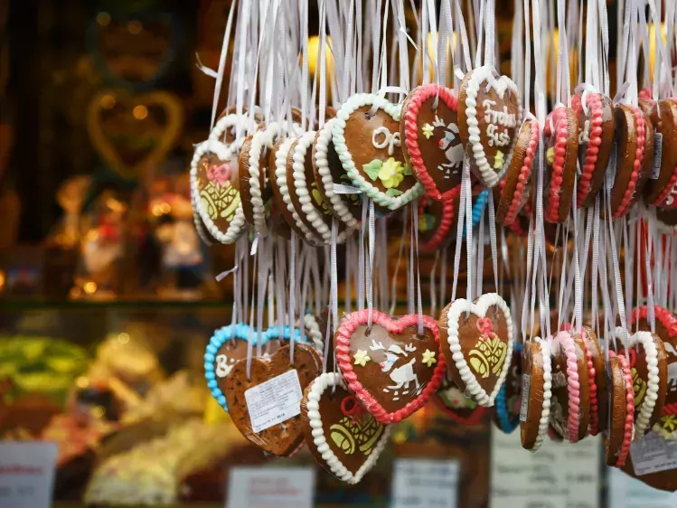 Hart gingerbread op de kerstmarkt in Duitsland