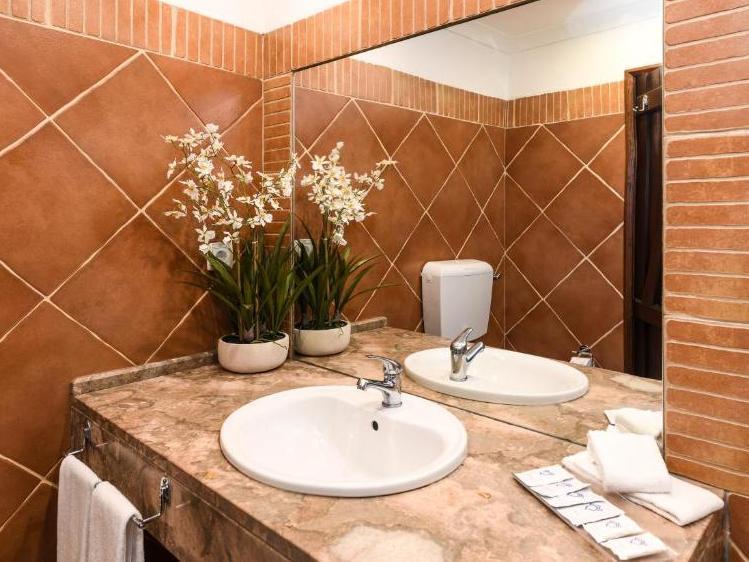 Hotel Pedras d'el Rei badkamer