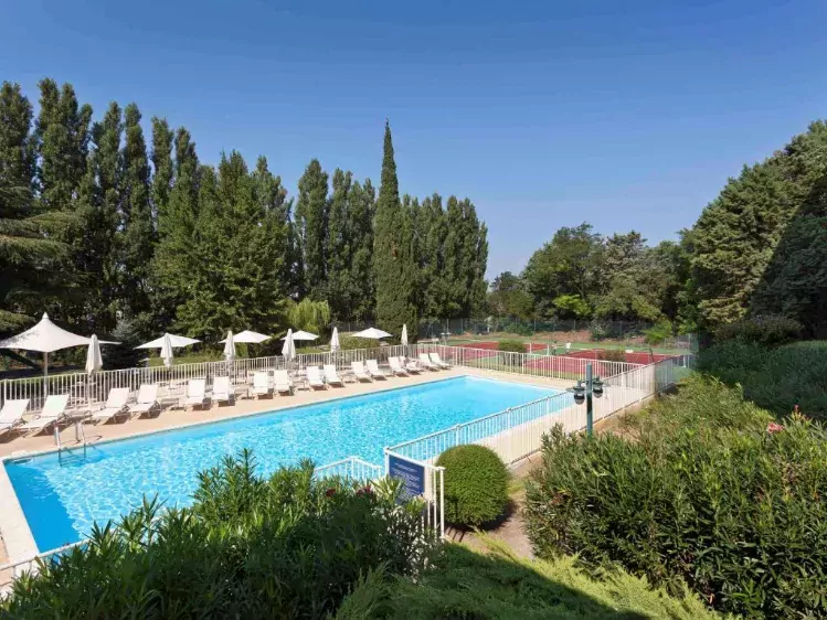 Buitenzwembad van Novotel Avignon Nord
