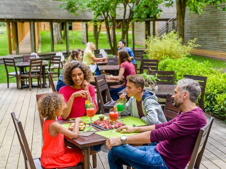 Parc Astérix - Les Trois Hiboux Hotel -  terras