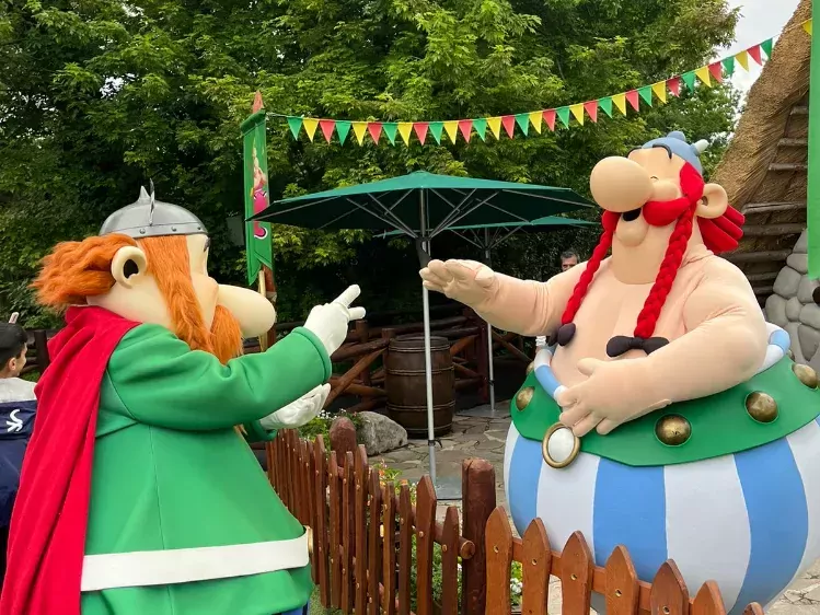 Steen papier schaar met Obelix en Heroix in Parc Asterix