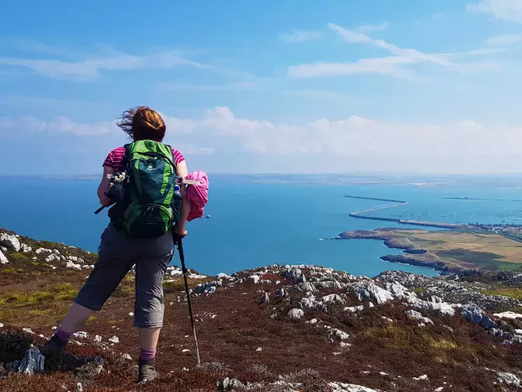Wandelbegeleidster Carin op Isle of Anglesey