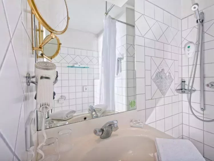 Badkamer van voorbeeldkamer van Wyndham Garden Lahnstein-Koblenz in Koblenz