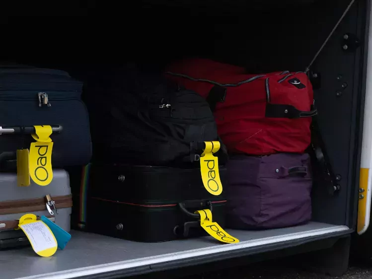 Koffers in de Oad bus met kofferlabel