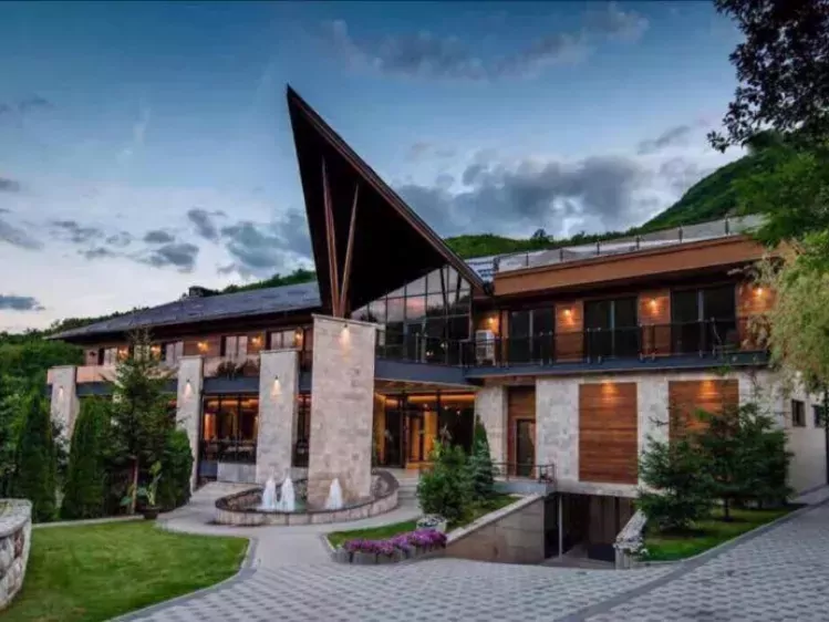 kosovo-resortujevra-voorkant