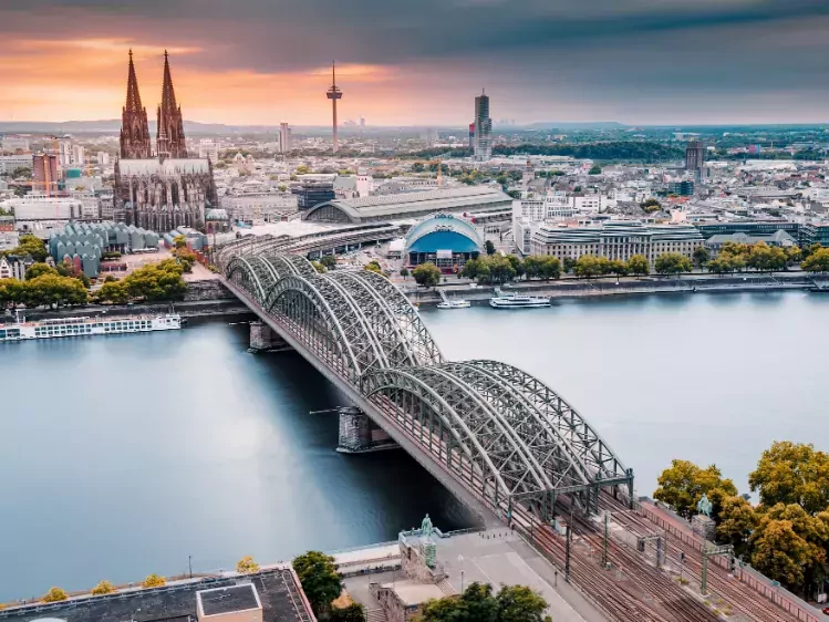 De Keulse Dom aan rivier de Rijn