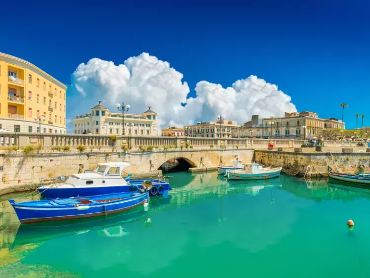 Boottocht zeegrotten Ortygia, Sicilië, Italië