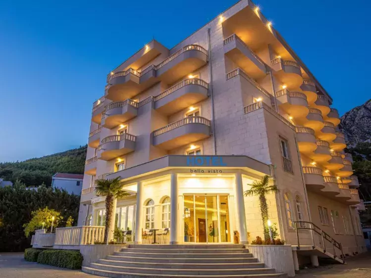 Vooraanzicht van Hotel Bella Vista in Drvenik