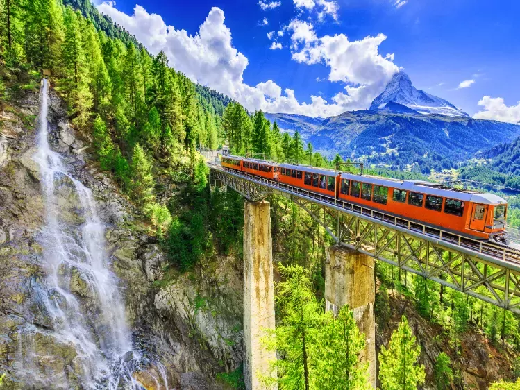 Treinrit met de Gornergratbahn langs een waterval