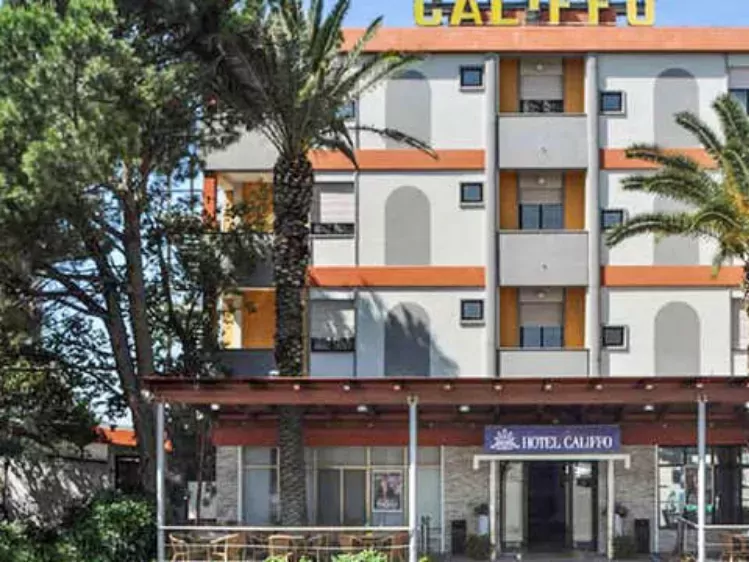 Vooraanzicht van Hotel Califfo in Quartu Sant'Elena