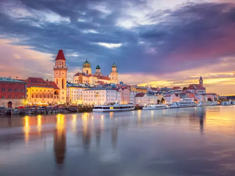 Passau aan rivier de Donau in de avond