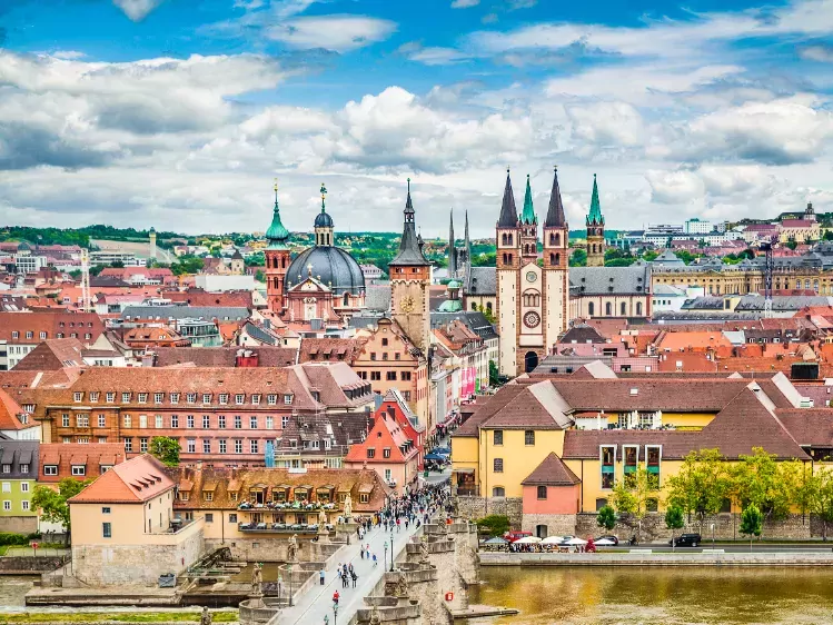 Historische stad Wurzburg met de Oude hoofdbrug in Duitsland