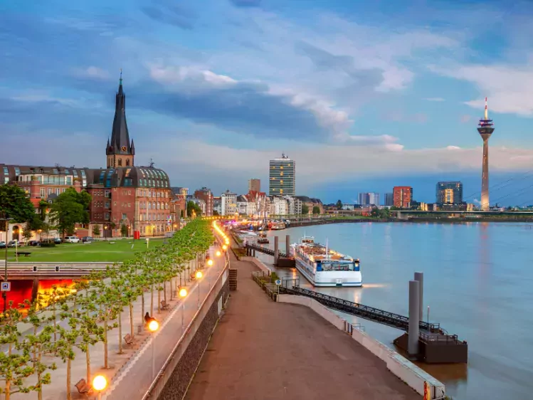 Rivier de Rijn in Düsseldorf