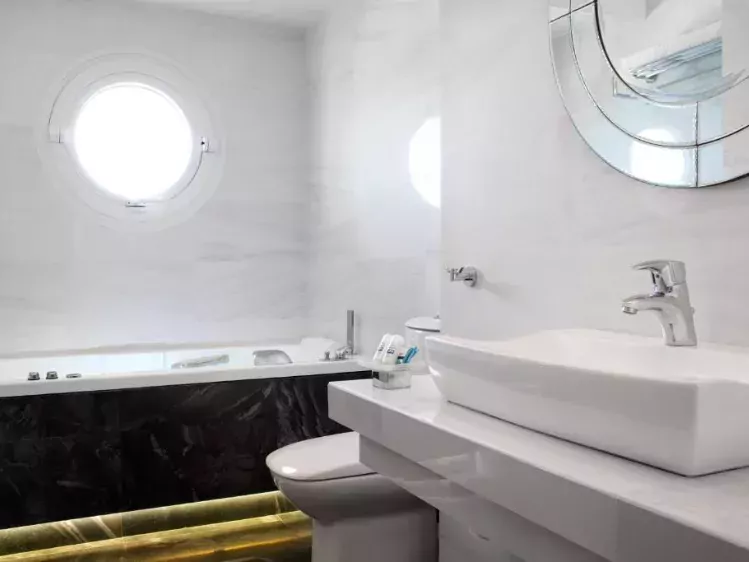 Badkamer van Karalis City Hotel