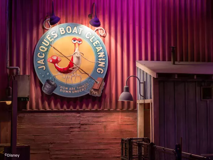 Disneyland Paris - Crush's Coaster - Jacques boat cleaning