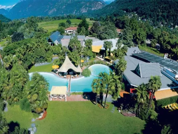 Vooraanzicht van Hotel Albergo Losone in Losone