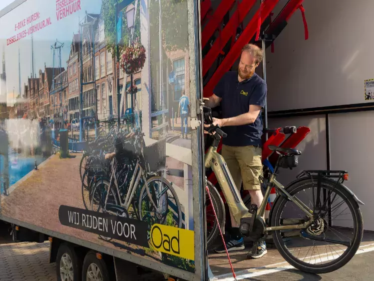 Chauffeur Edgar in de fietsaanhanger