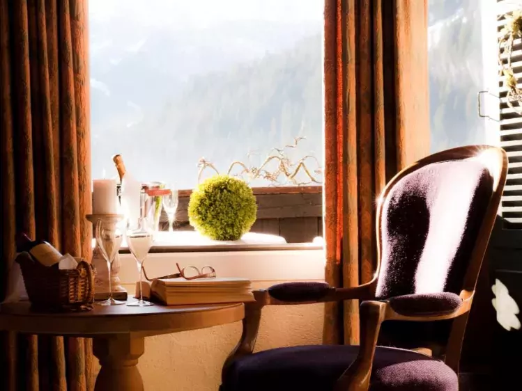 Zitje in kamer van Hotel Wildstrubel in Lenk