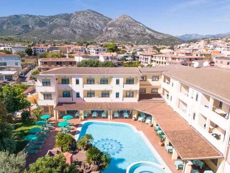 Vooraanzicht van Hotel Maria Rosaria in Orosei