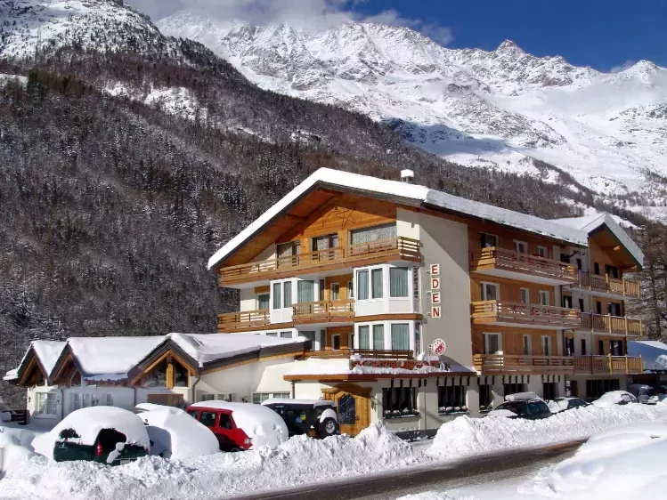 Vooraanzicht van Hotel Eden in Saas-Grund