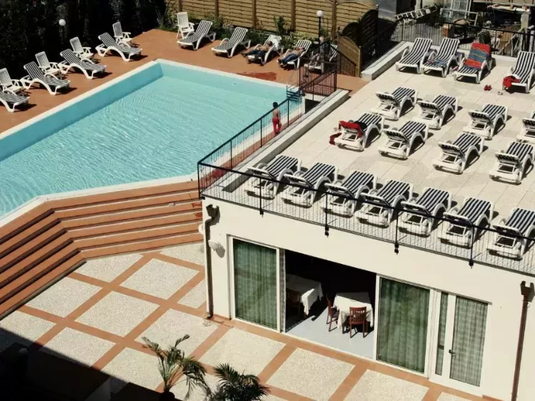 Zwembad van Hotel Residence Mediterraneo in Diano Marina