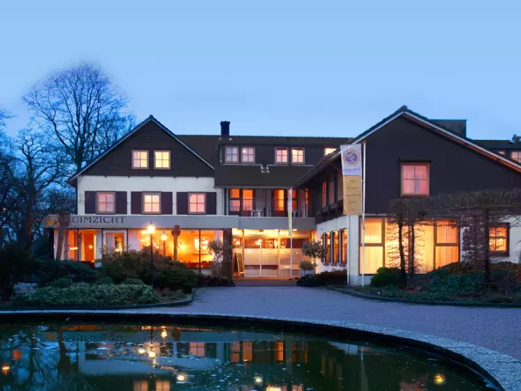 Vooraanzicht in de avond van Hotel Ruimzicht in Zeddam