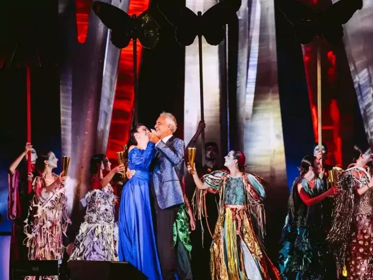 Andrea Bocelli aan het dansen