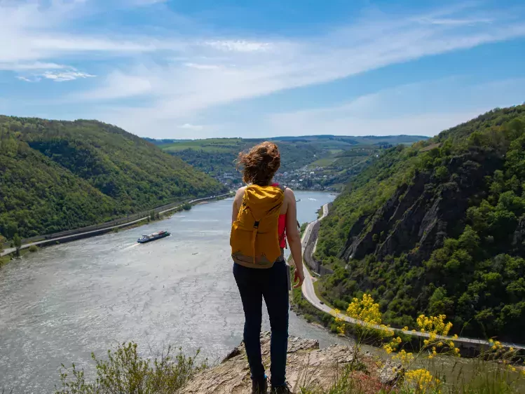 Wandelaar geniet van het uitzicht over de Rijn
