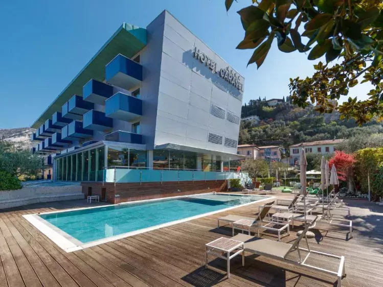 Vooraanzicht van Hotel Caravel in Italië