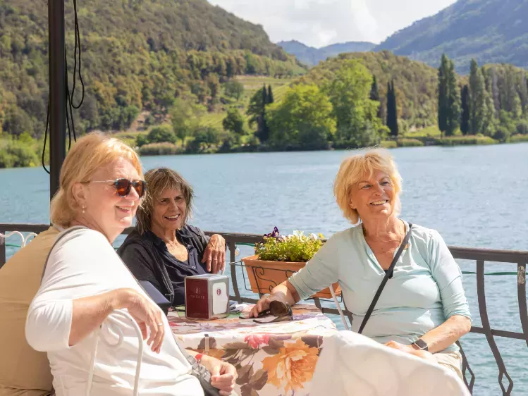 Dames van Oad op terras van Slot Toblino aan het meer