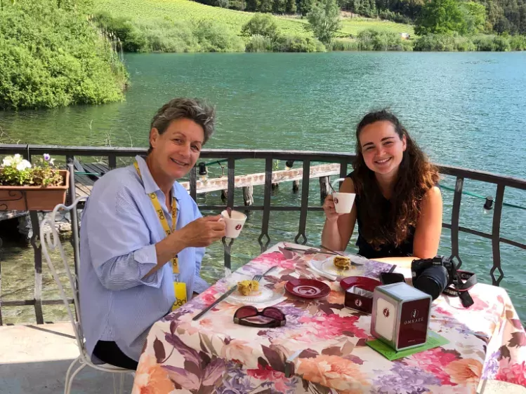 Agnes en Denise op het terras tijdens de fietsvakantie