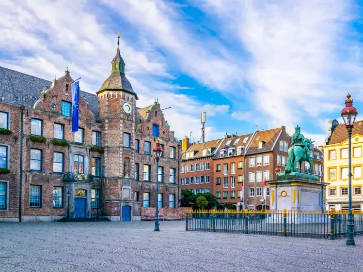 Standbeeld Wellem bij het Stadshuis in Düsseldorf