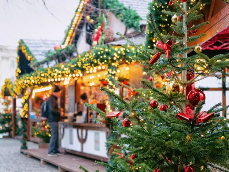 Kerstboom op kerstmarkt in Duitsland