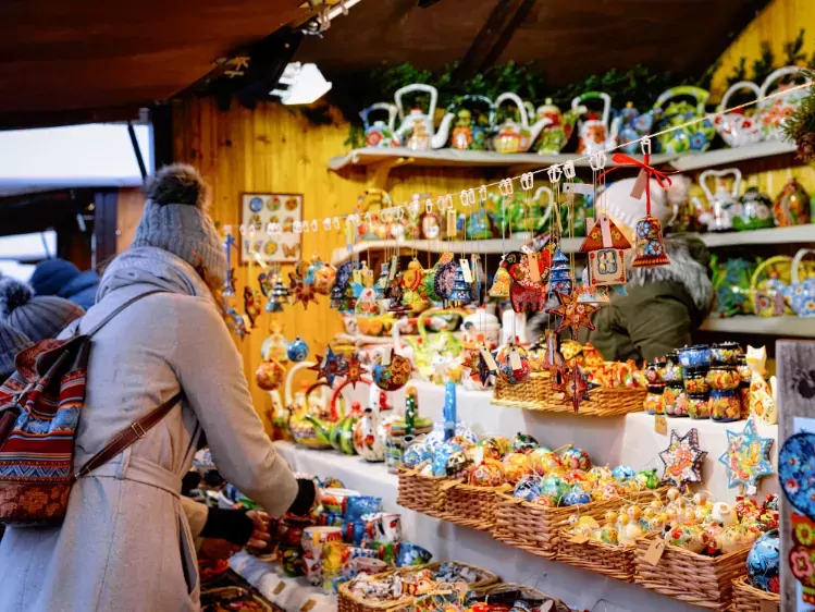 Souvenirs op de kerstmarkt in Duitsland